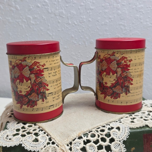 Vintage Christmas Music Tin Salt‎ Pepper Shakers Red Wreath Design Set Red Metal - Picture 7 of 9